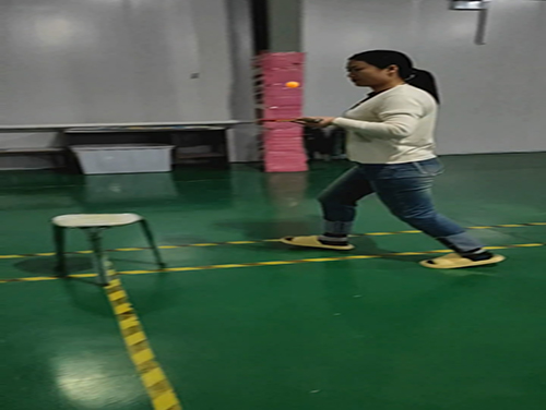 2023年4月芳冠拓展游戲&ldquo;乒乓球托球跑&rdquo;